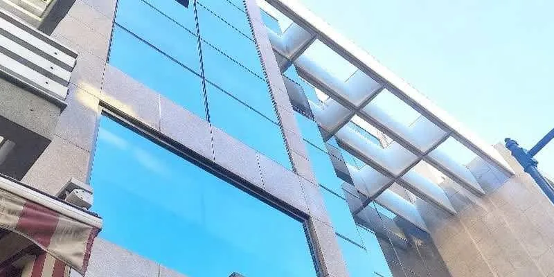 大楼的入口和正面。