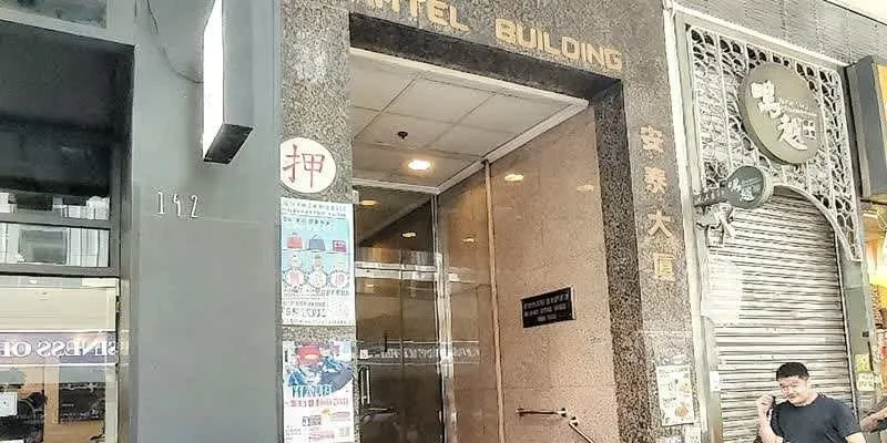 大楼的入口和正面。