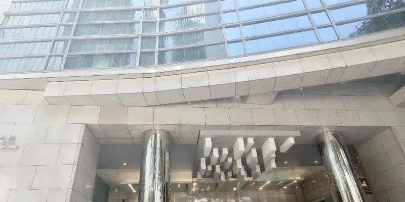 大楼的入口和正面。