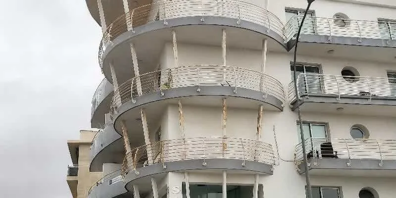 大楼的入口和正面。