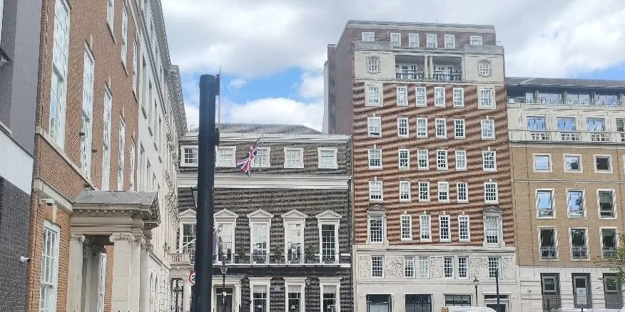 St James's Square，以及 AccessFinance 稱作其辦公室的大樓。