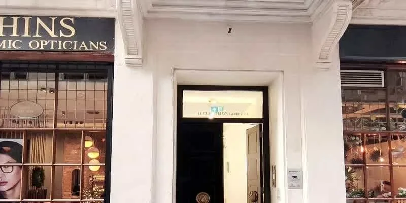 大樓的入口和正面。