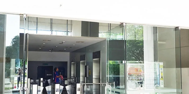 大樓的入口和正面。