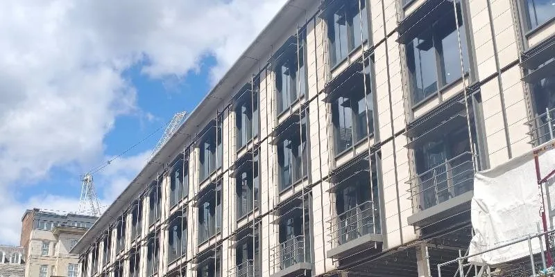 大樓的入口和正面。