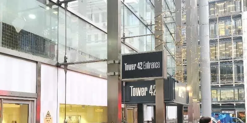 大樓的入口和正面。