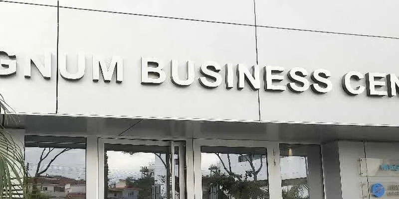 大樓的入口和正面。