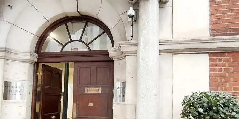 大樓的入口和正面。
