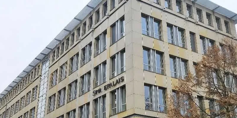 大樓的入口和正面。