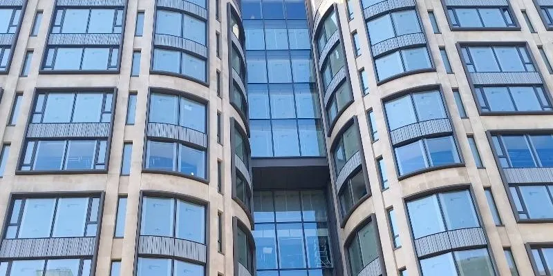大樓的入口和正面。