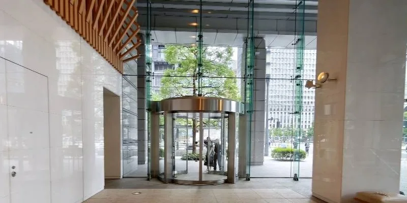 大樓的入口和正面。