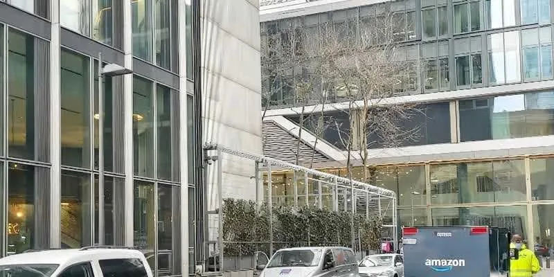 大樓的入口和正面。