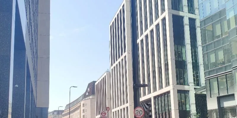 大樓的入口和正面。