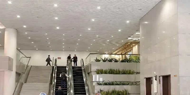 大樓的入口和正面。