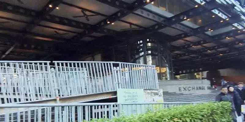 大樓的入口和正面。