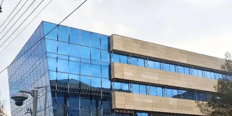 大樓的入口和正面。