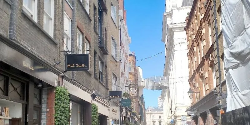 大樓的入口和正面。