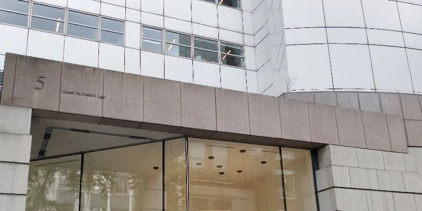 Upper St Martin's Lane 上 Orion House 的入口。