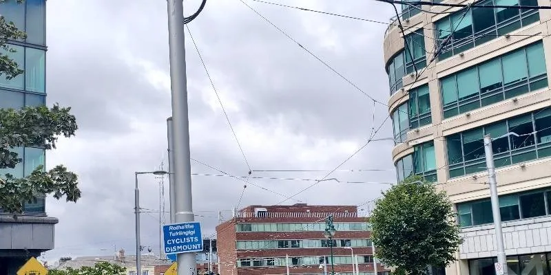 大樓的入口和正面。