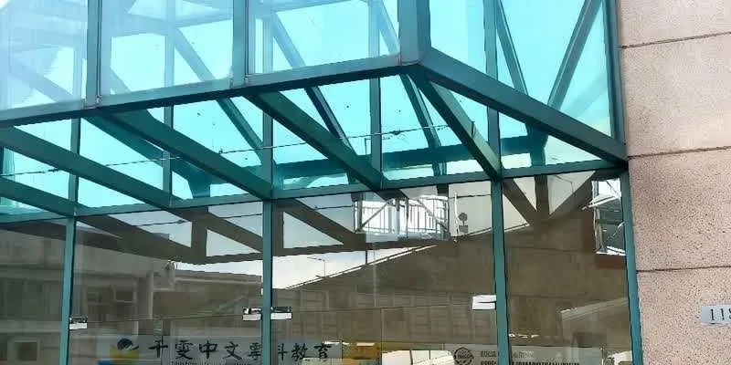 大樓的入口和正面。