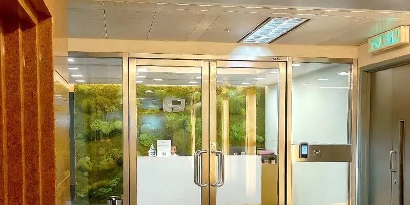 大樓的入口和正面。