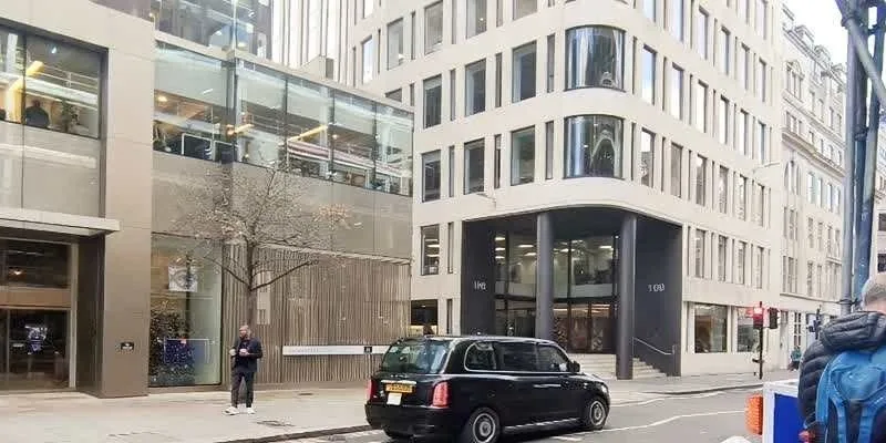 大樓的入口和正面。
