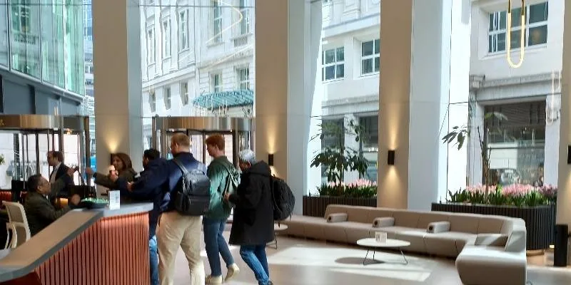 大樓的入口和正面。