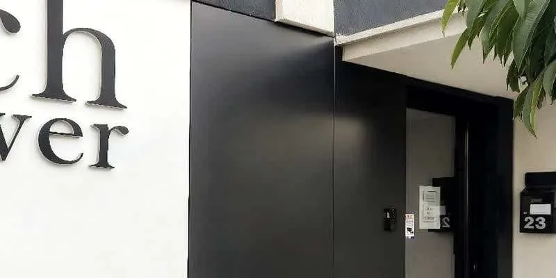 大樓的入口和正面。