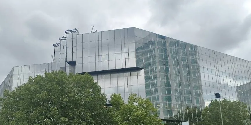 從街對面看 250 Euston Road。