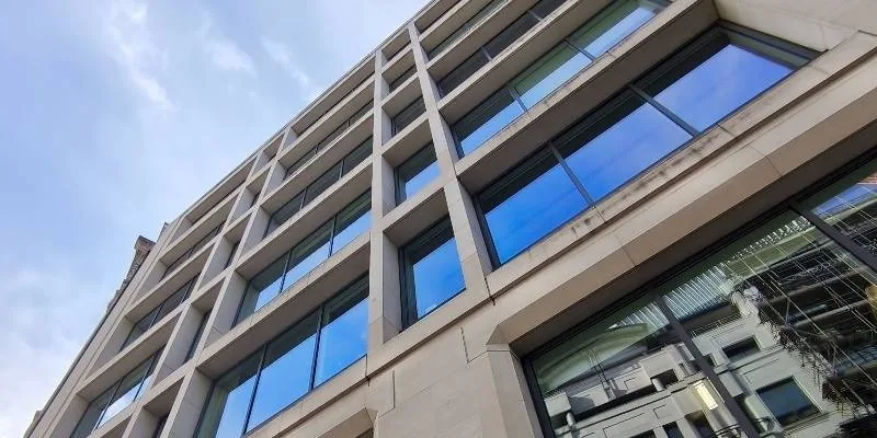 大樓的入口和正面。