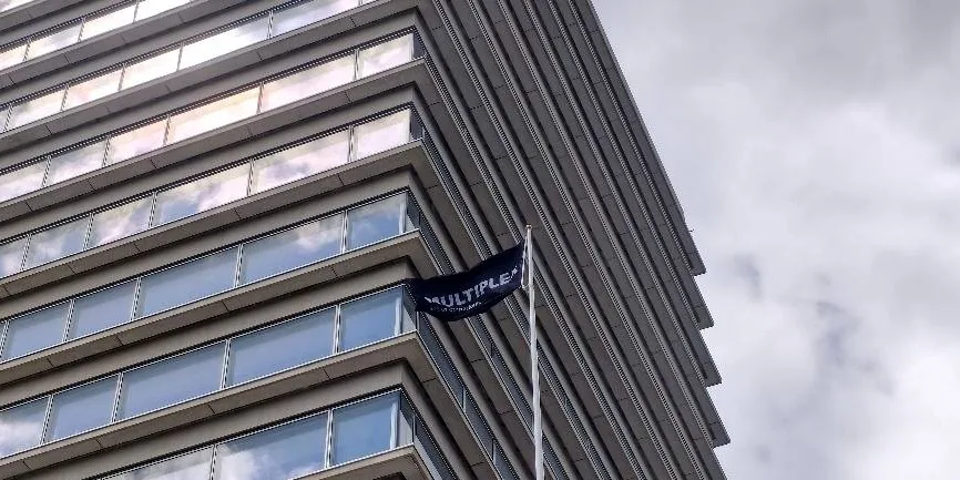 從街上看大樓，施工正在進行。