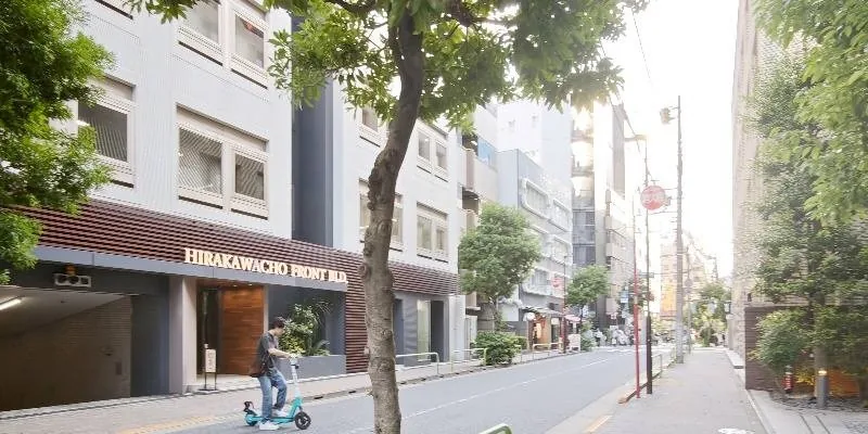 大樓的入口和正面。