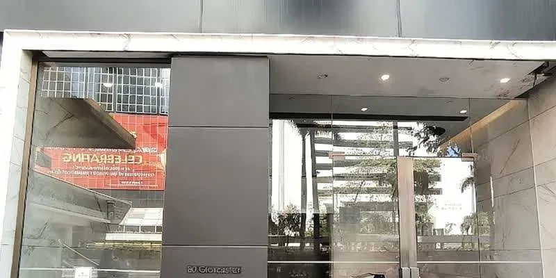 大樓的入口和正面。