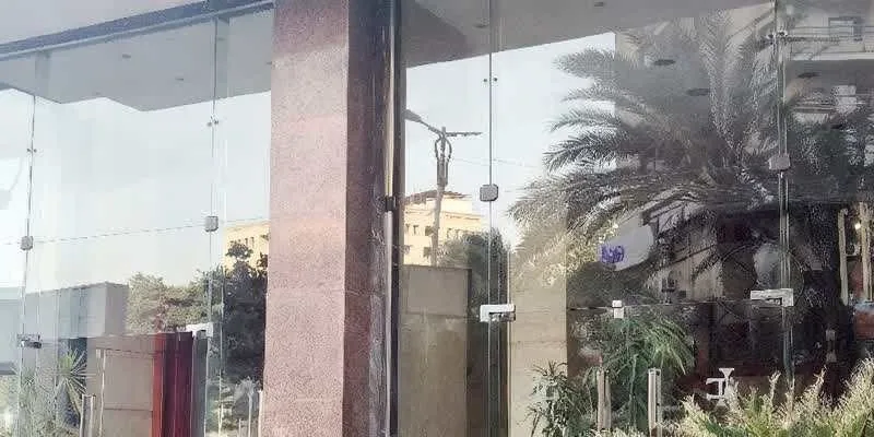 大樓的入口和正面。