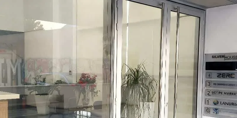 大樓的入口和正面。