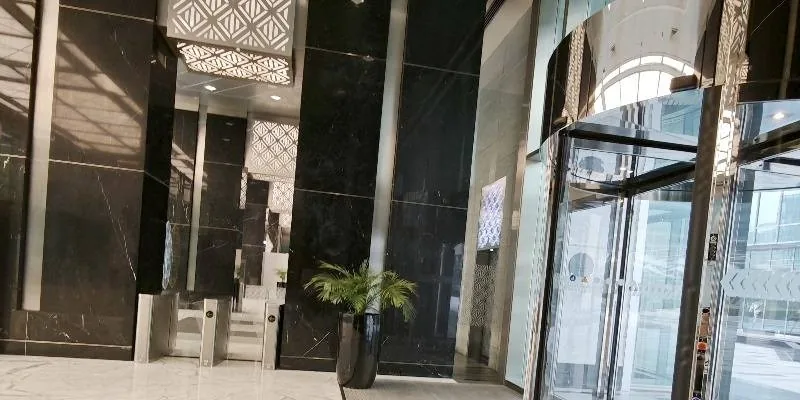 大樓的入口和正面。