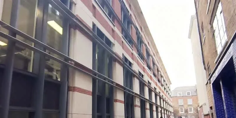 大樓的入口和正面。