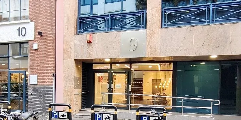 大樓的入口和正面。