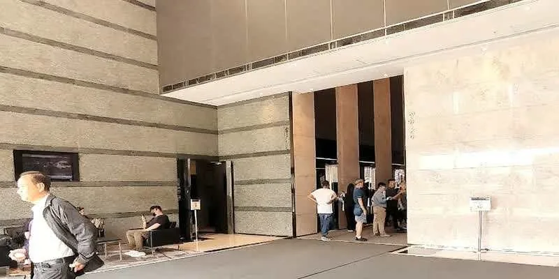 大樓的入口和正面。