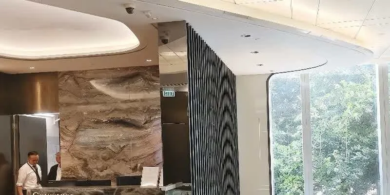 大樓的入口和正面。