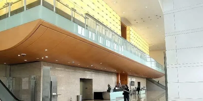 大樓的入口和正面。